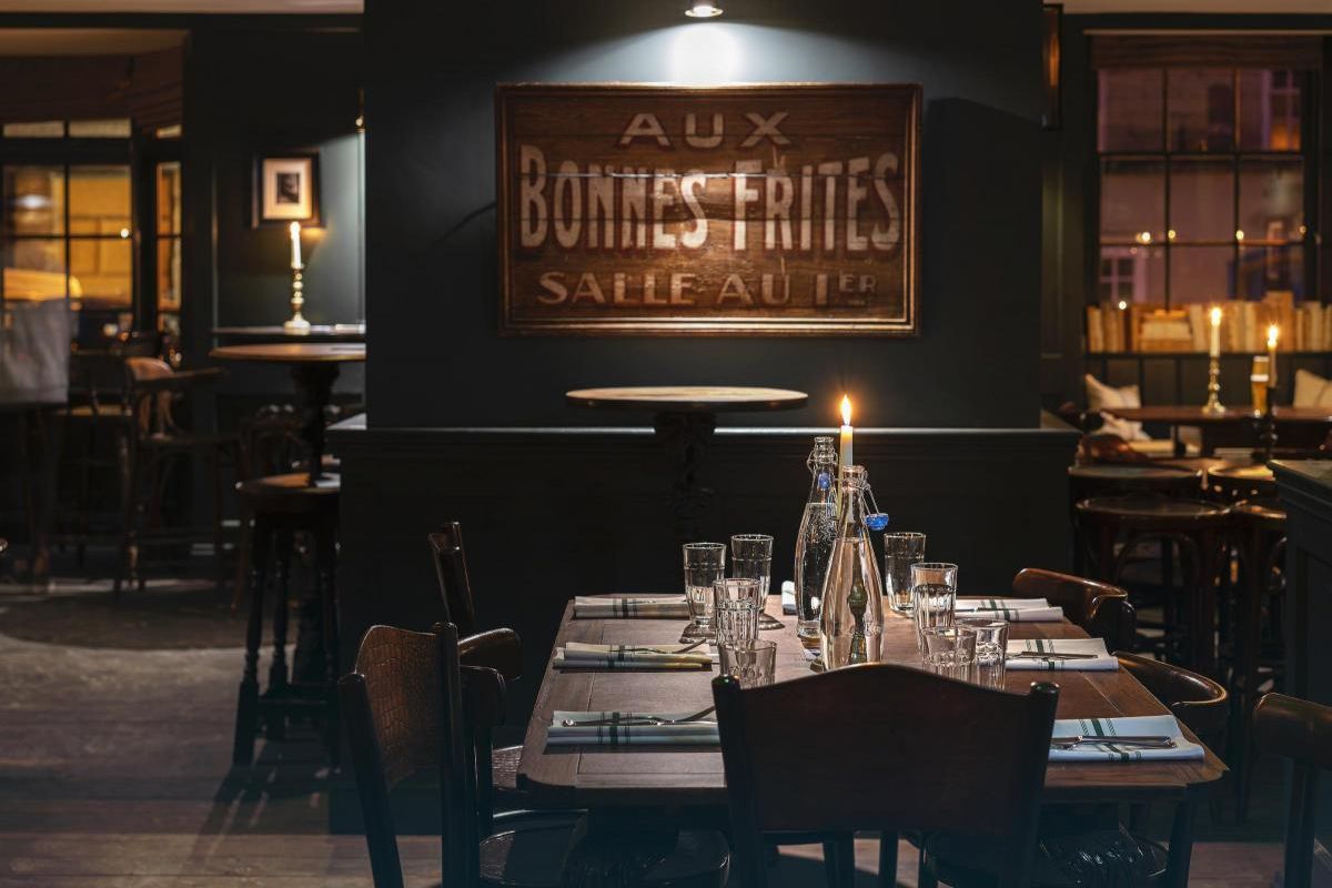 Dining area looking towards bar area and windows. (Pub, Restaurant). Published on 09-11-2019