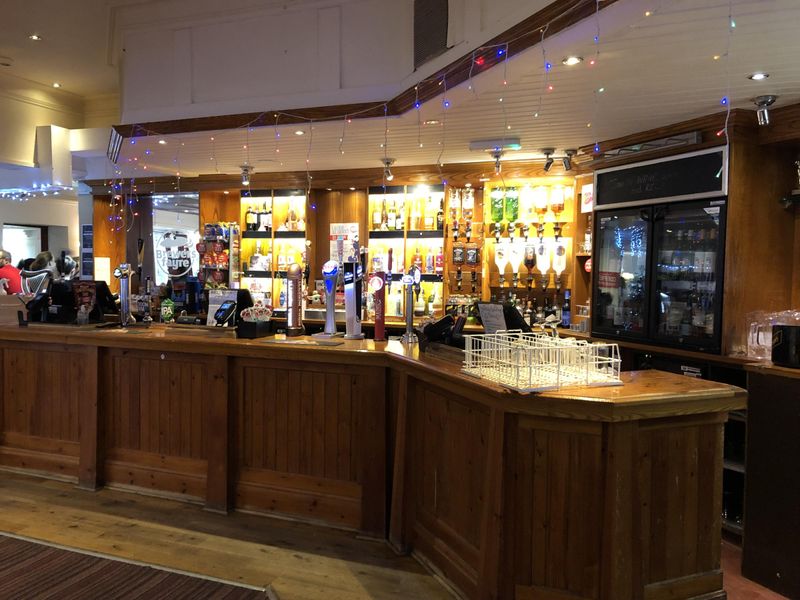 Bright bar with 2 real ales. (Bar). Published on 25-12-2023