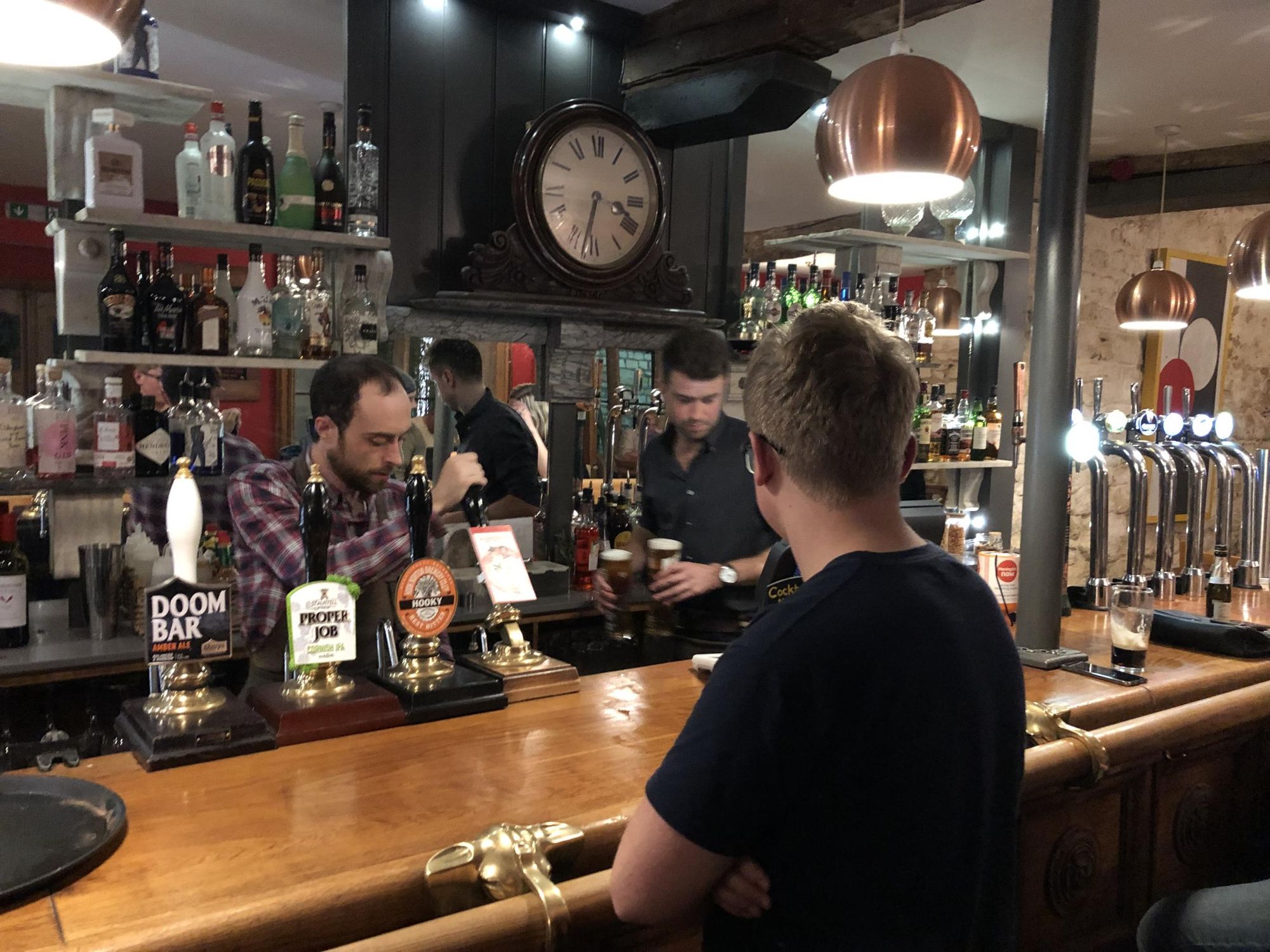 Pint please. (Bar). Published on 28-10-2022