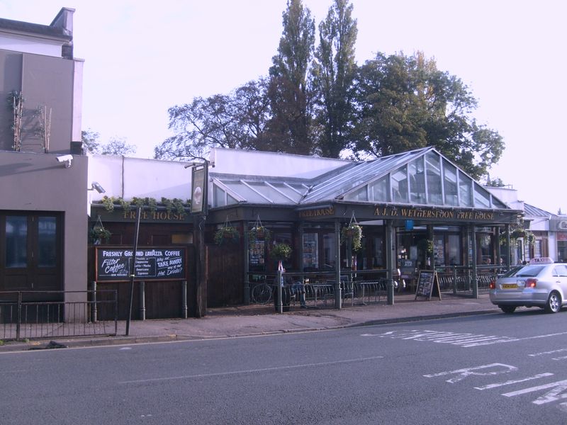 Moon Under Water - Cheltenham in 2014. (Pub, External). Published on 11-02-2014 