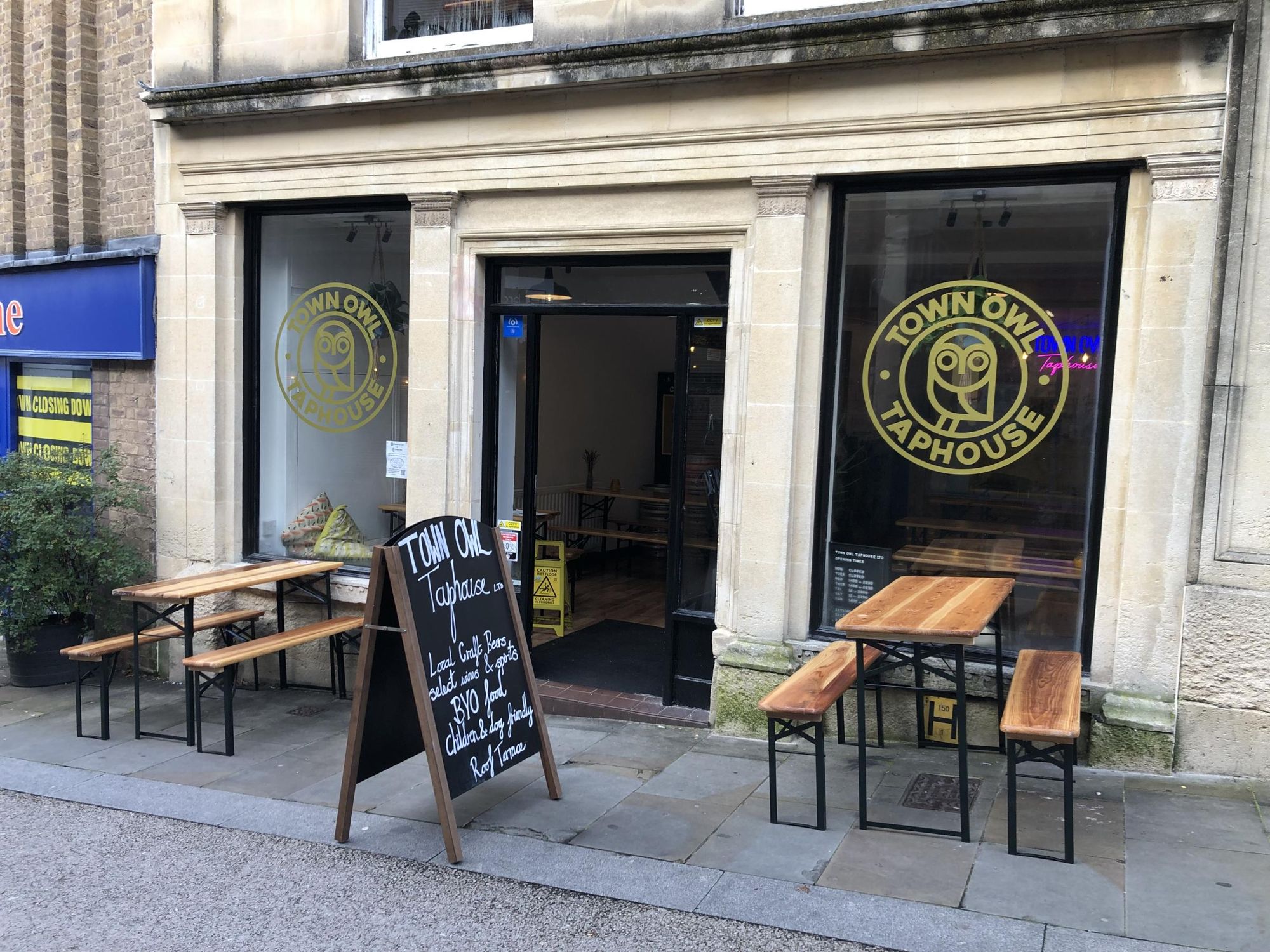 Oustside seating in good weather. (Pub, External, Key). Published on 03-11-2023