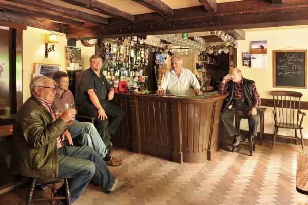 Bar and an array of customers. (Pub, Bar, Publican, Customers). Published on 27-05-2015