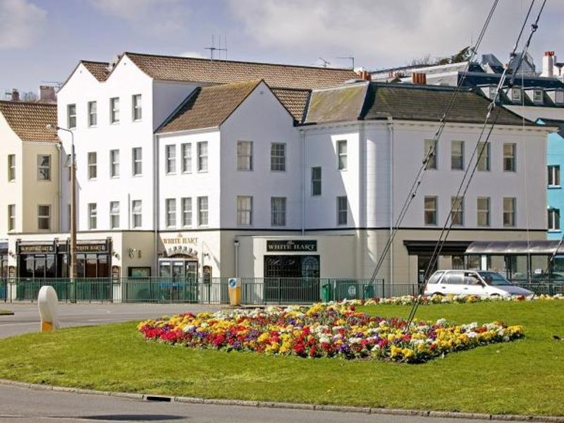 White Hart from Weighbridge roundabout. (External). Published on 31-01-2015