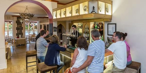 Bar. (Bar). Published on 07-03-2015