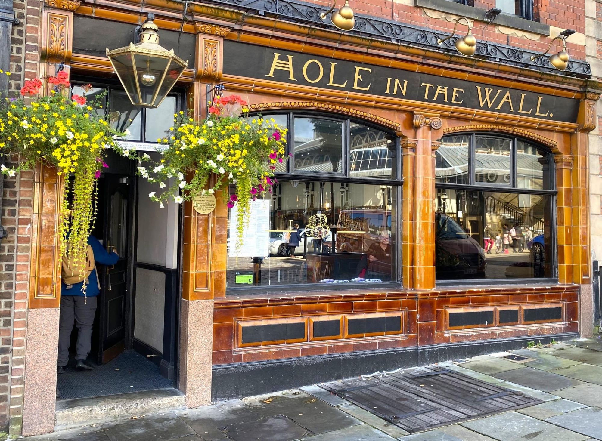 Hole in the Wall. (Bar, Restaurant, Key). Published on 01-01-1970