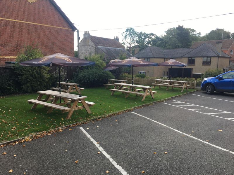Crown, Eythorne - Garden © Tony Wells. (Pub, Garden). Published on 29-09-2022