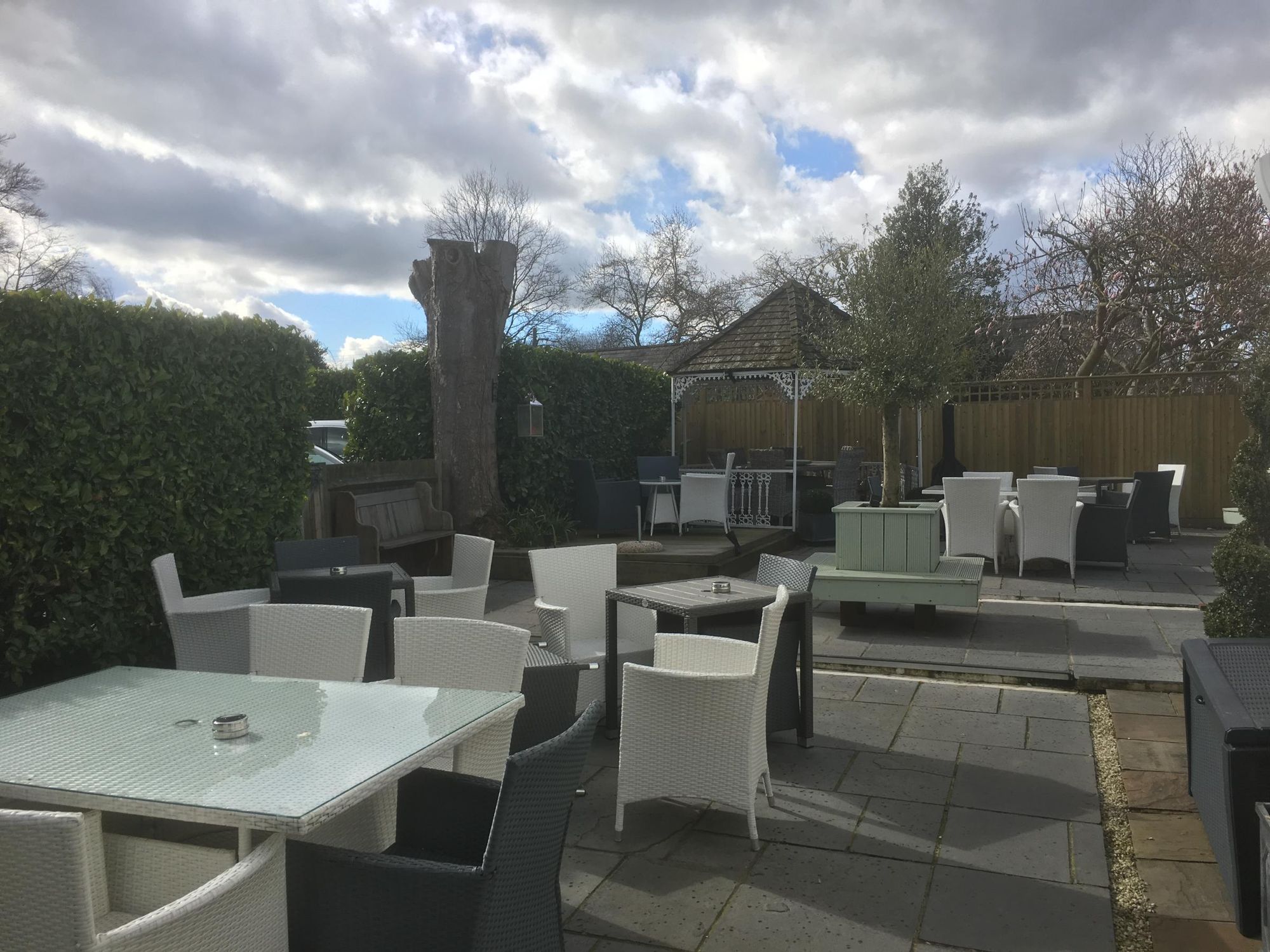 Dog Inn, Wingham - Garden © Tony Wells. (Pub, Garden). Published on 12-06-2019