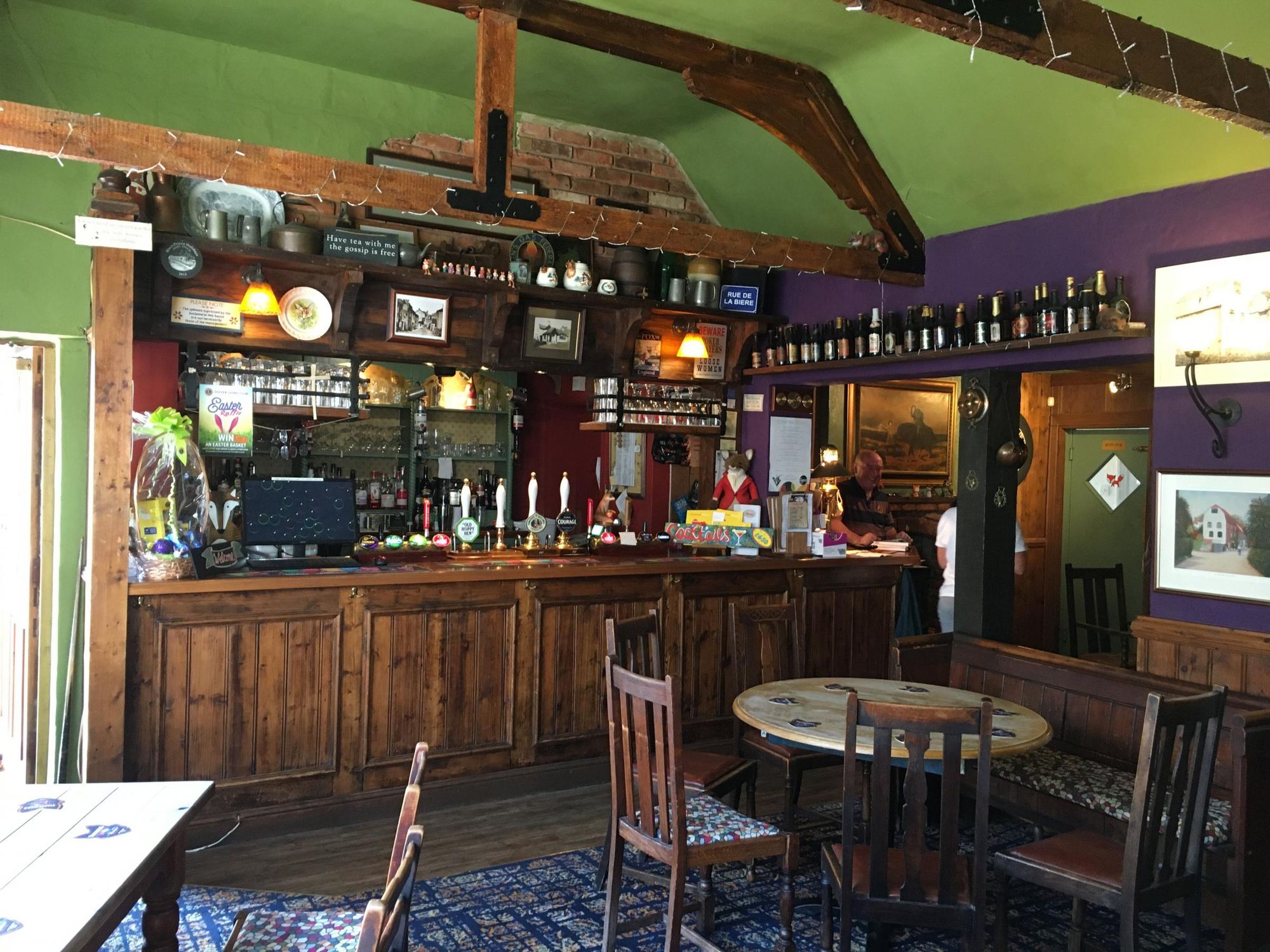 Fox, Temple Ewell - Bar #1 © Tony Wells. (Pub, Bar). Published on 22-04-2022