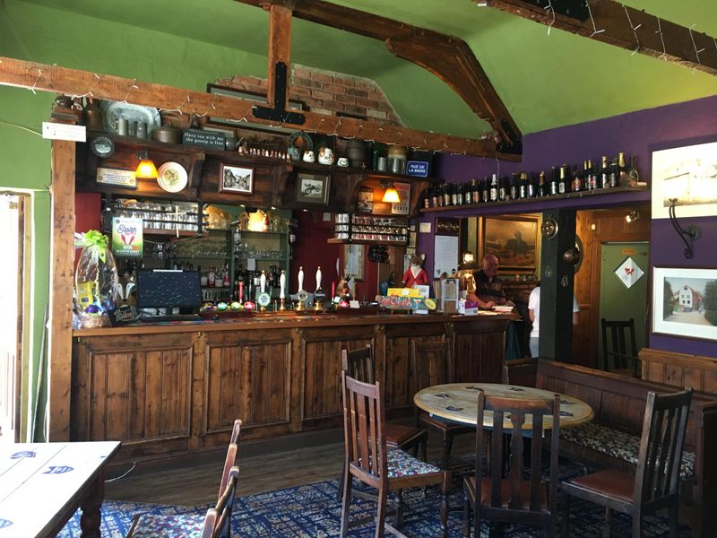 Fox, Temple Ewell - Bar #1 © Tony Wells. (Pub, Bar). Published on 22-04-2022