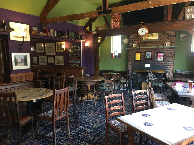 Fox, Temple Ewell - Bar #2 © Tony Wells. (Pub, Bar). Published on 22-04-2022