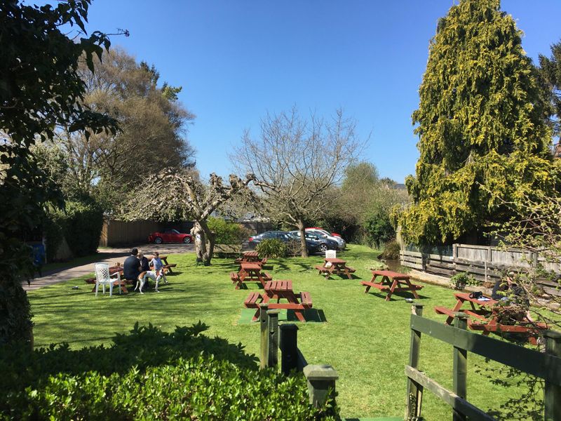 Fox, Temple Ewell - Garden © Tony Wells. (Pub, Garden). Published on 22-04-2022
