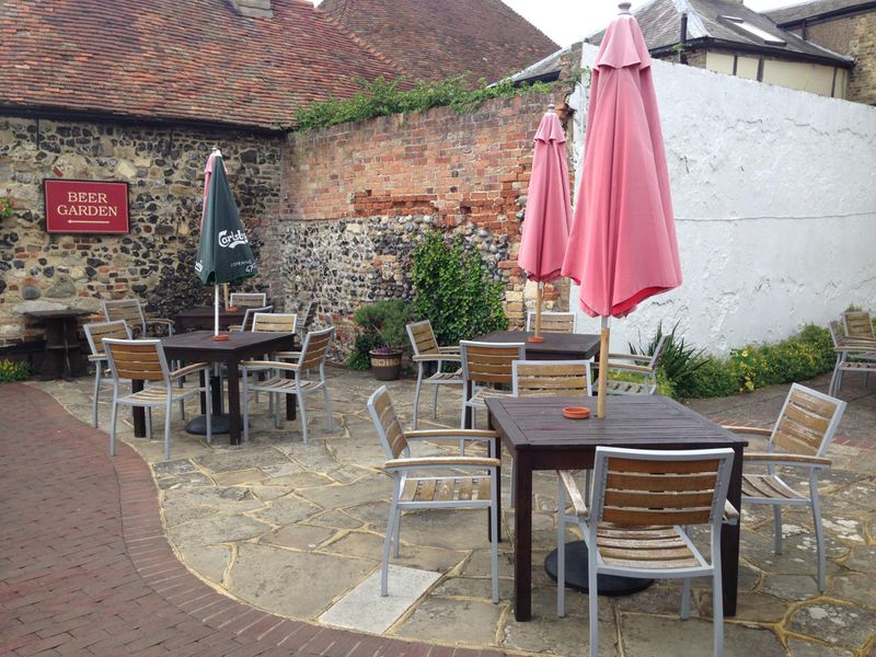 Kings Arms Hotel, Sandwich - Patio © Tony Wells. (Pub, Garden). Published on 11-09-2017 