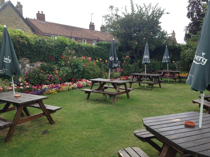Kings Arms Hotel, Sandwich - Garden © Tony Wells. (Pub, Garden). Published on 11-09-2017 