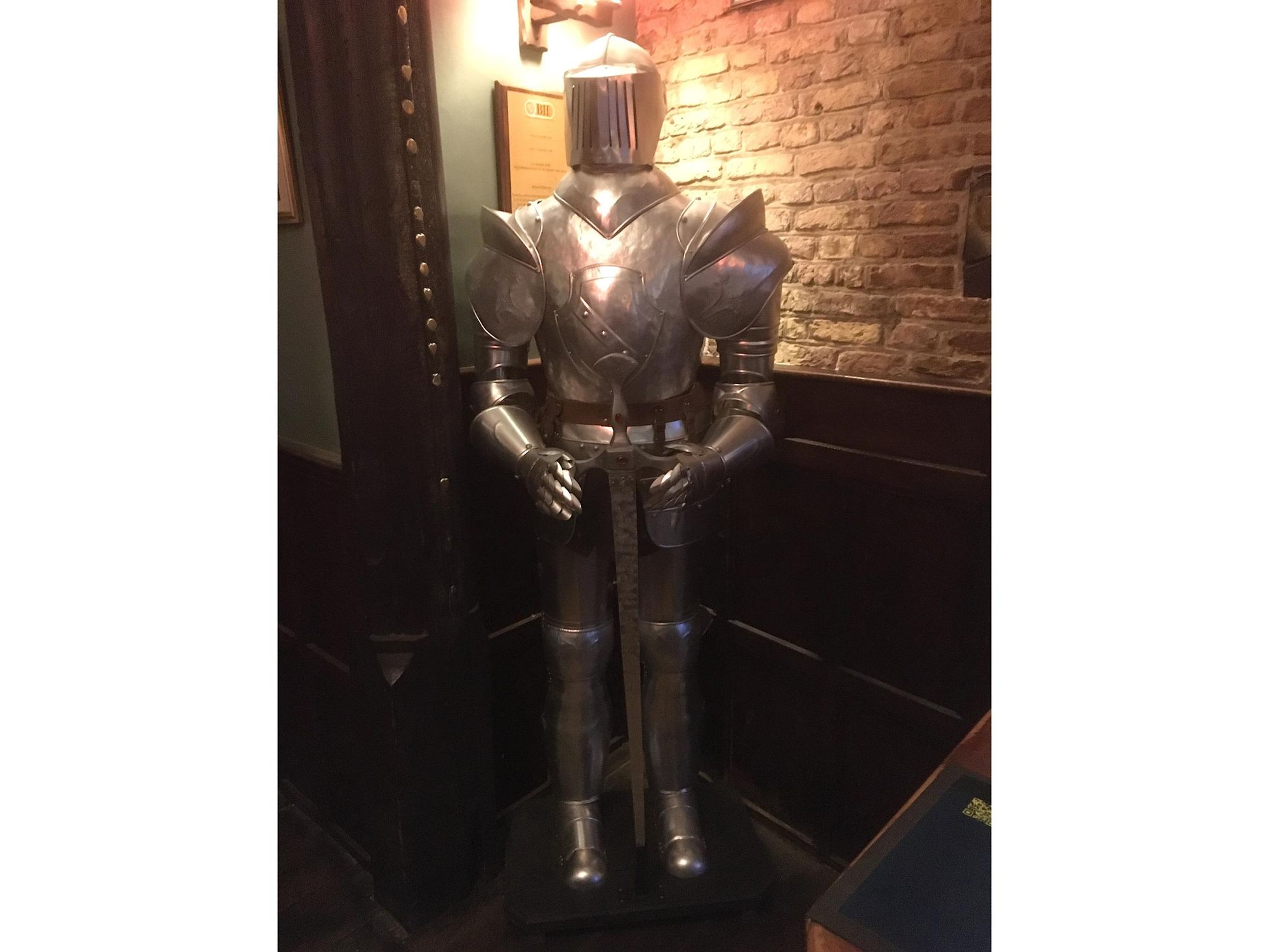 Kings Arms Hotel, Sandwich - Suit of Armour © Tony Wells. (Pub, Bar). Published on 22-03-2023