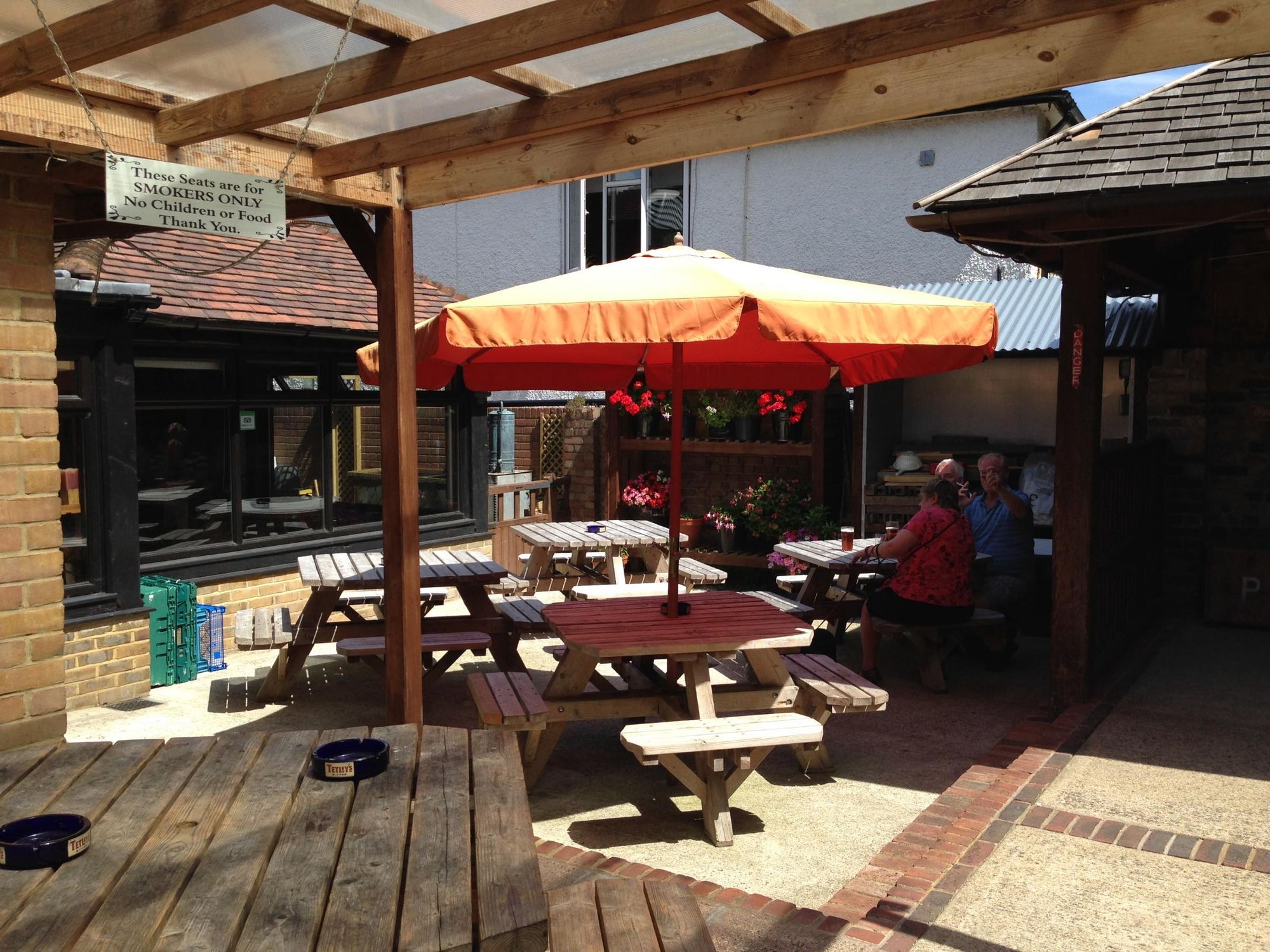 King's Head, Kingsdown - Patio © Tony Wells. (Pub, Garden). Published on 28-09-2016