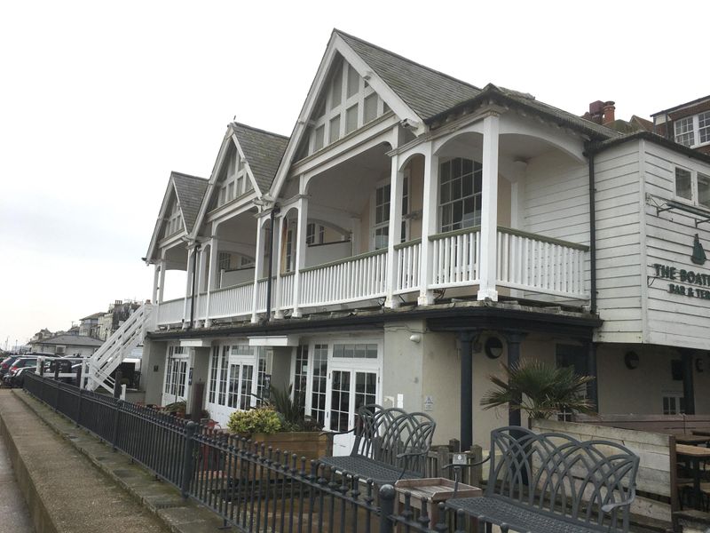 Royal Hotel, Deal - Patio #1 © Tony Wells. (Pub, External, Garden). Published on 30-03-2023