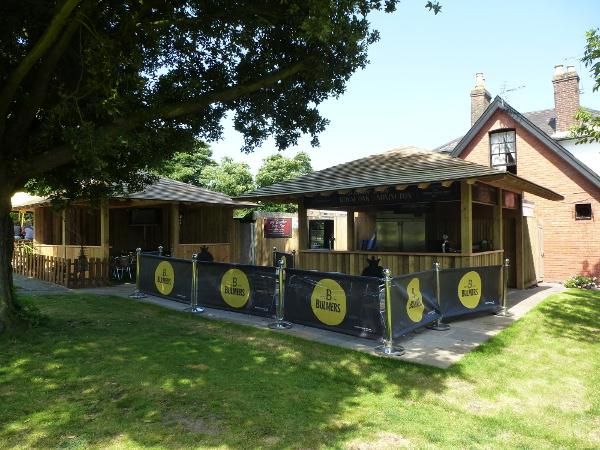Royal Oak, Nonington - Garden © Tony Wells. (Pub, Garden). Published on 26-03-2015