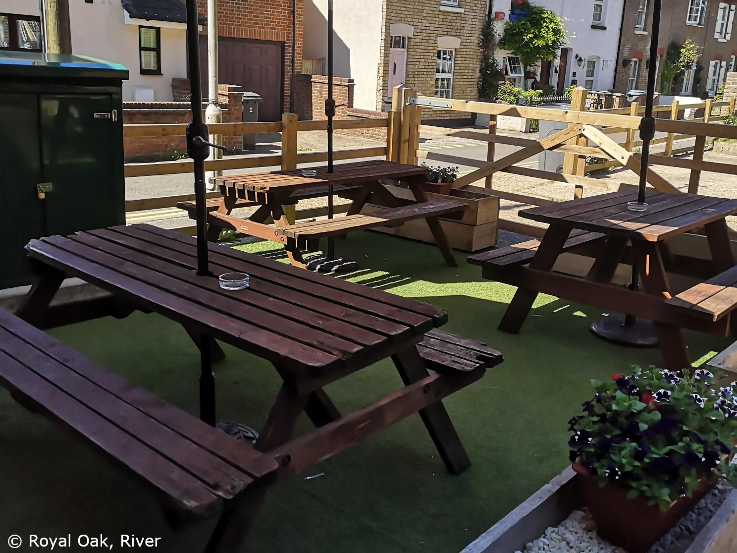 Royal Oak, River - Patio © Royal Oak. (Pub, Garden). Published on 02-09-2021