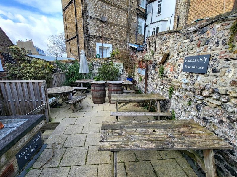 20230310 White Horse, Dover - Patio © Chris Doree. (Pub, Garden). Published on 15-03-2023