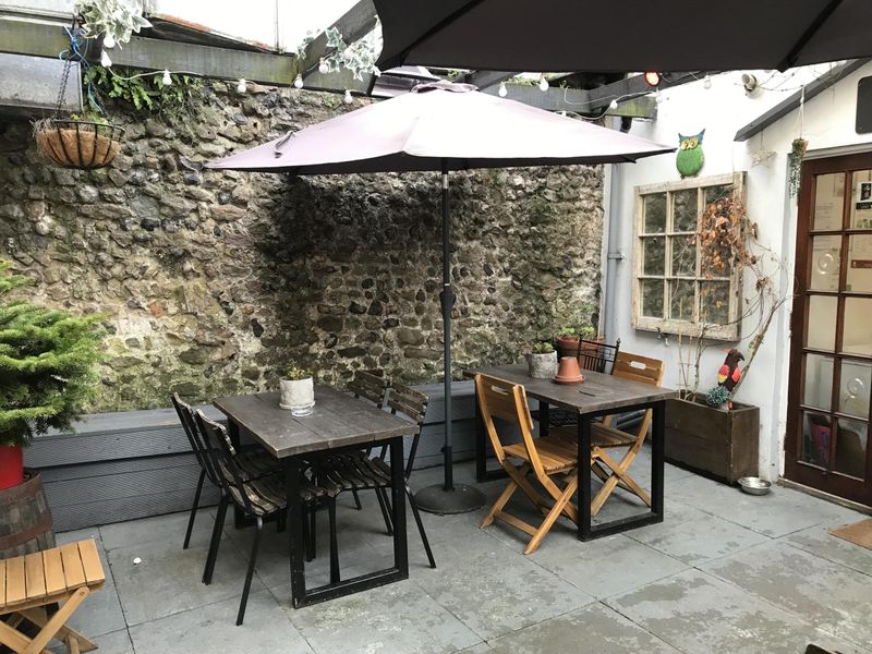 Hoptimist Taproom & Bar, Dover - Patio #1 © Tony Wells. (Pub, Garden). Published on 28-01-2024