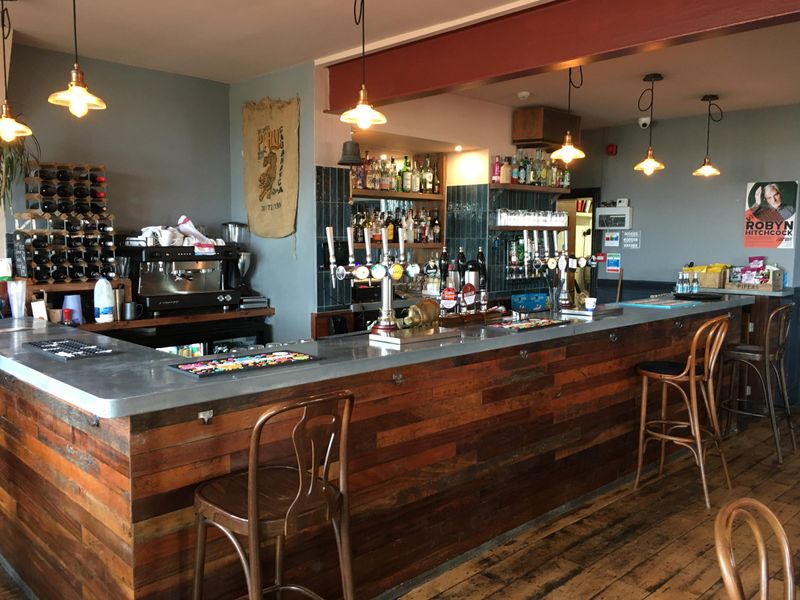 Lighthouse, Walmer - Bar #1 © Tony Wells.. (Pub, Bar). Published on 02-10-2022