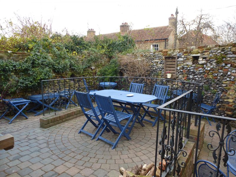 Mermaid's Locker, Sandwich - Patio © Tony Wells.. (Pub, Garden). Published on 26-11-2016
