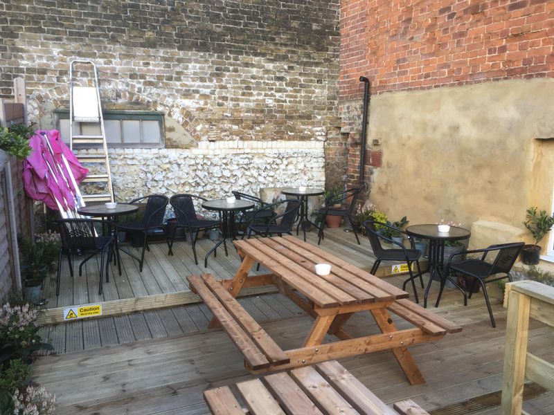 Staggered Inn, Dover - Patio © Tony Wells. (Pub, Garden). Published on 20-04-2023