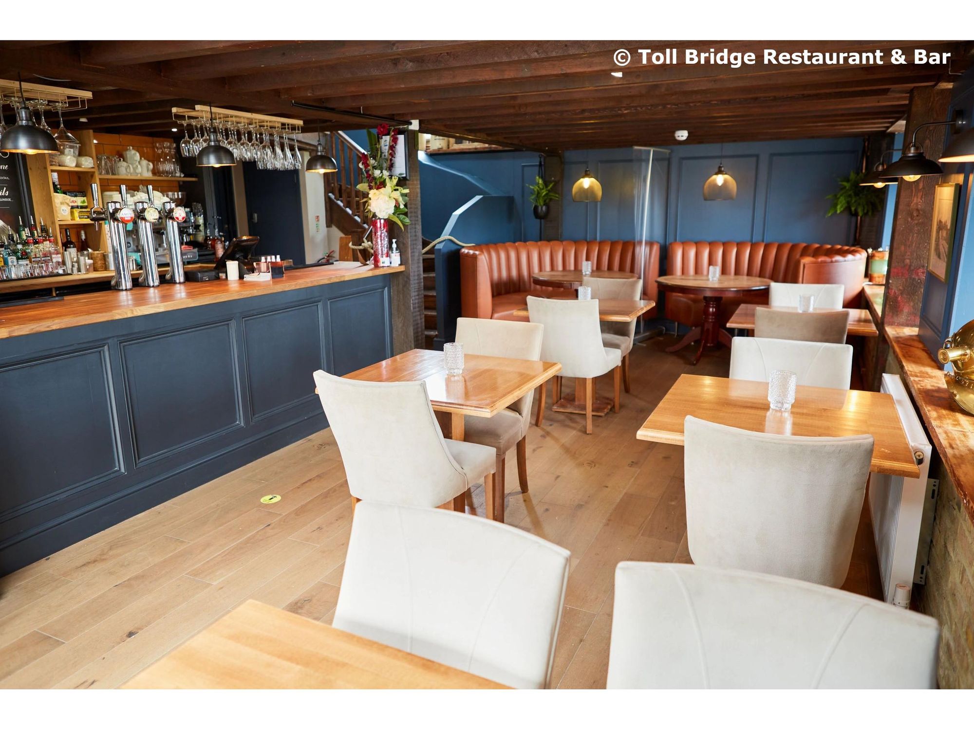Toll Bridge Restaurant & Bar, Sandwich - Bar. (Pub, Bar). Published on 11-04-2021