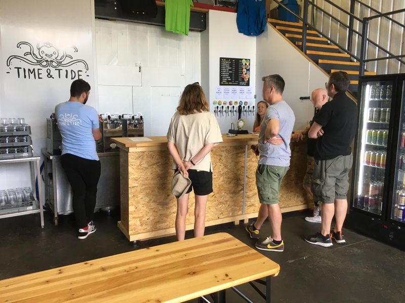 Time & Tide Taproom, Worth - Bar © Tony Wells. (Pub, Bar, Customers). Published on 01-02-2024
