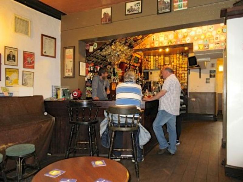 (Bar, Publican, Customers). Published on 16-06-2016