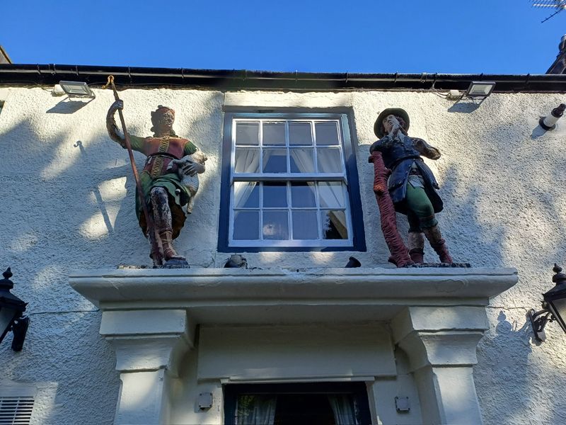 Statues. (Pub, External, Sign). Published on 12-09-2024