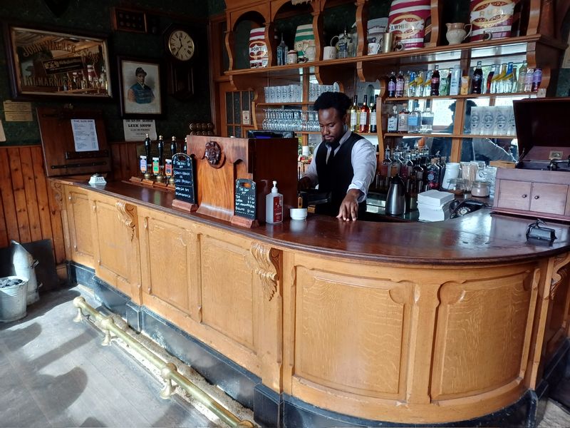 (Pub, Bar). Published on 01-01-1970 