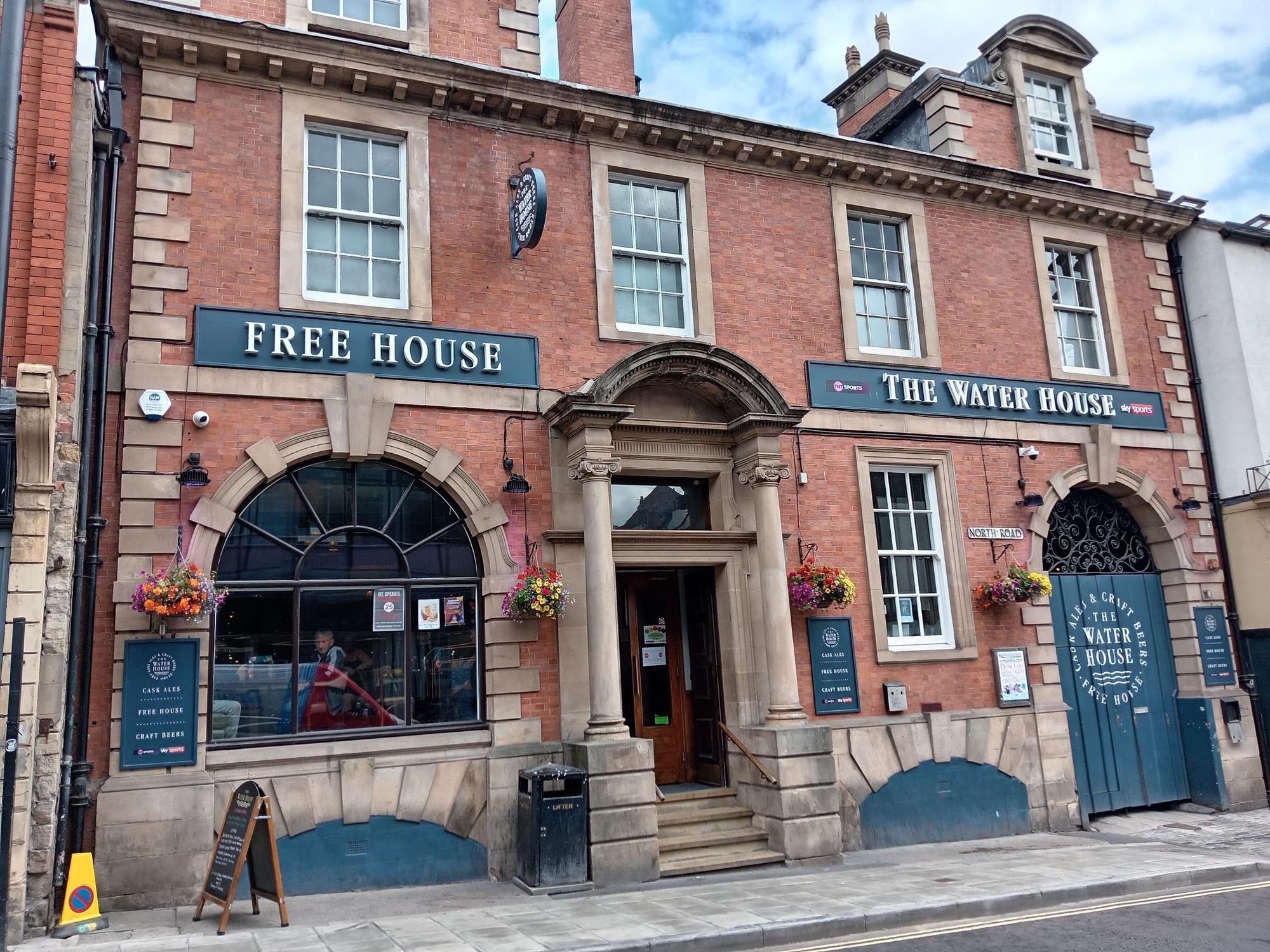 From bus station. (Pub, External, Sign, Key). Published on 14-08-2025