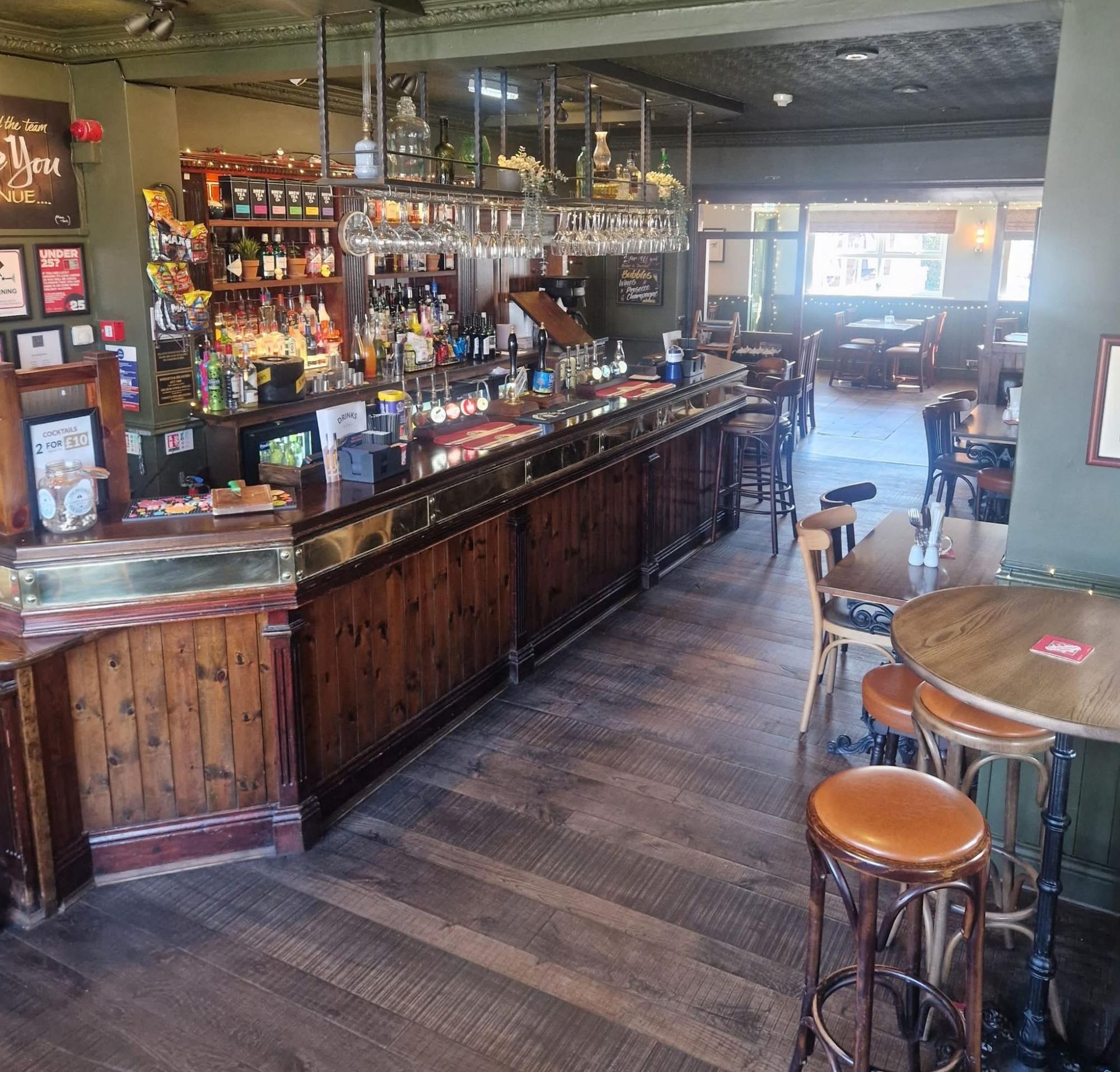 Avenue bar. (Pub, Bar). Published on 03-04-2025