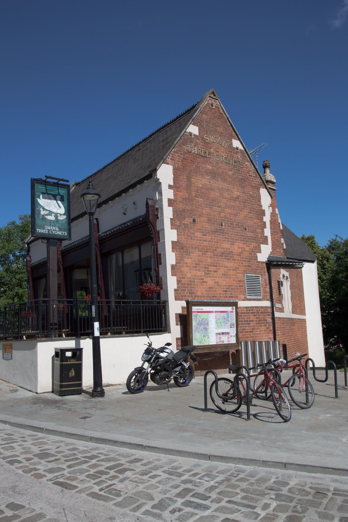 Sunny Swan & 3 cygnets. (Pub, External). Published on 03-07-2018