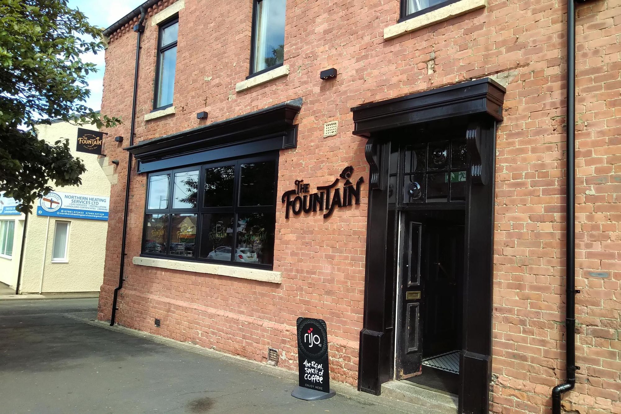 Close up. (Pub, External). Published on 02-08-2025