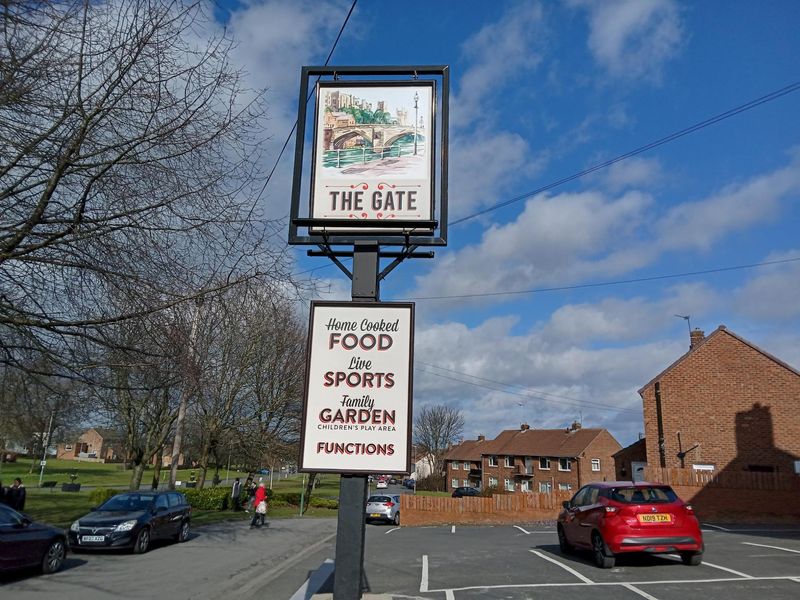 Gate sign. (Pub, External, Sign). Published on 22-03-2022