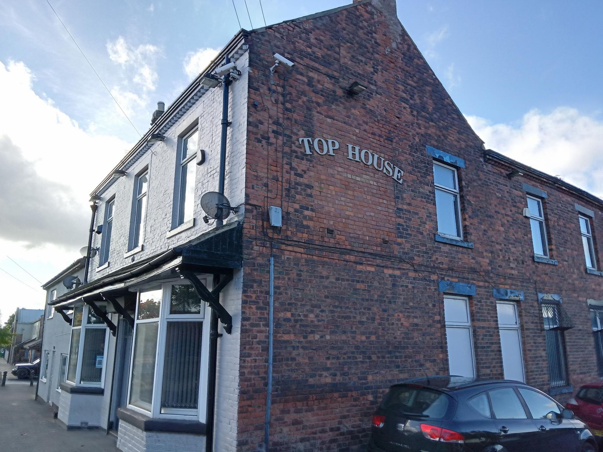 Still sign on side Oct 2021. (Pub, External). Published on 01-10-2021