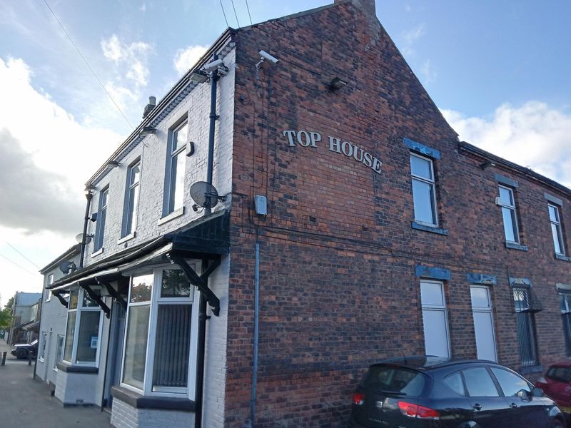 Still sign on side Oct 2021. (Pub, External). Published on 01-10-2021