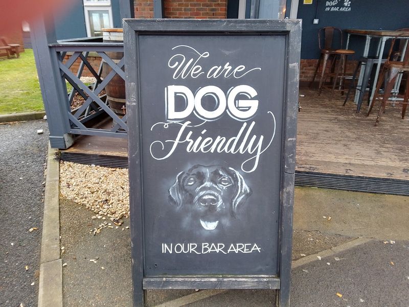 Dog welcome sign. (Pub, External, Sign). Published on 16-03-2023