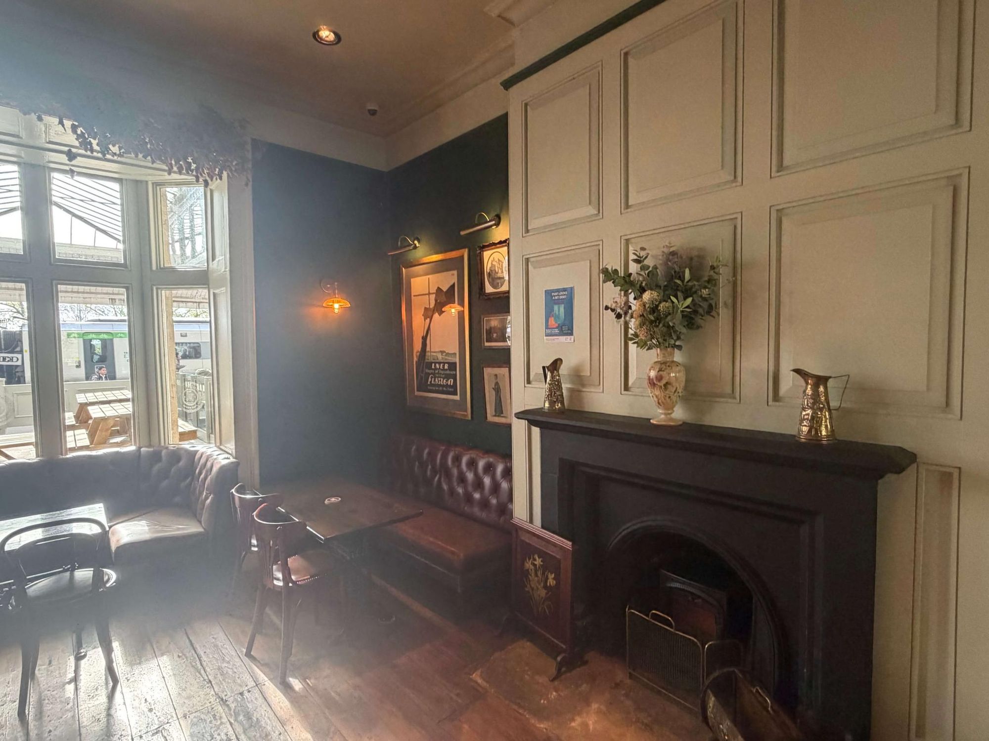 Platform side. (Pub, Bar). Published on 18-04-2026