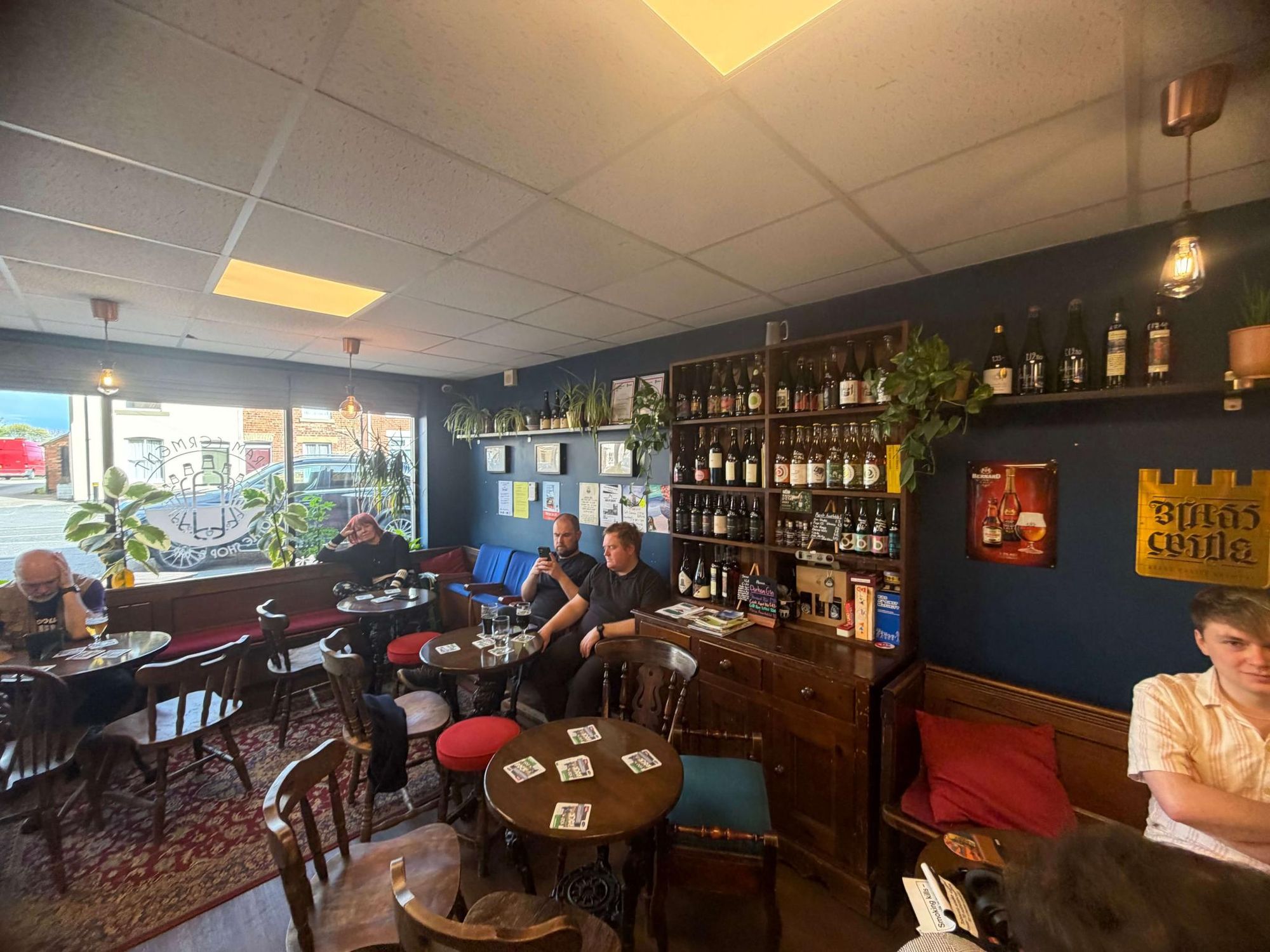 To front window. (Pub, Bar). Published on 18-04-2026