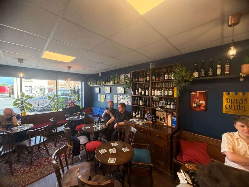 To front window. (Pub, Bar). Published on 18-04-2026 