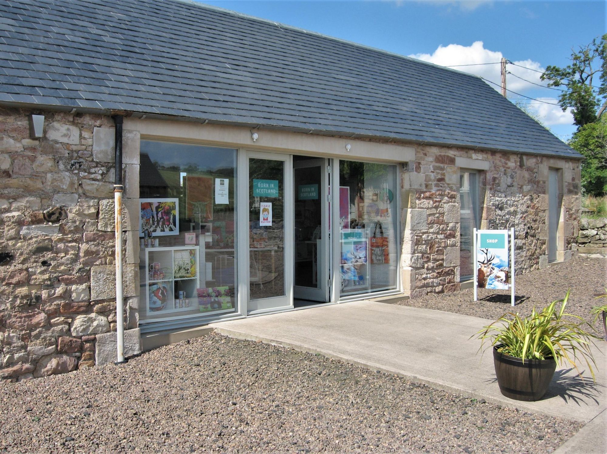 (Pub, External, Restaurant). Published on 05-08-2021