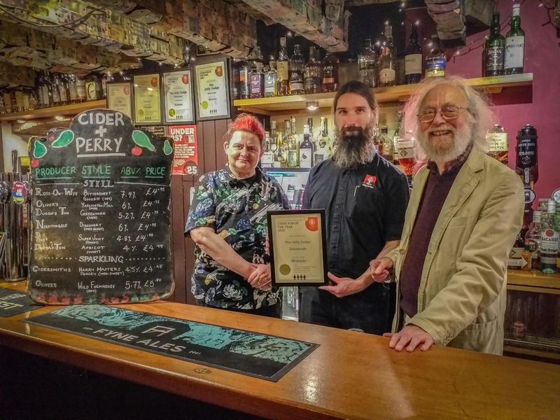 Presenation of SNIB Cider Pub of the Year award. (Pub, Award). Published on 01-11-2023