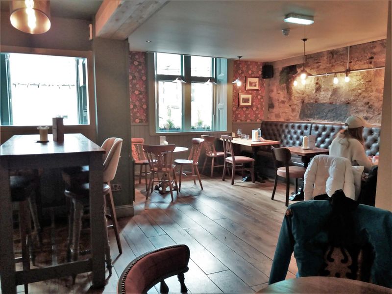 (Pub, Bar). Published on 03-04-2020 
