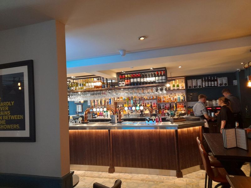 (Pub, Bar). Published on 21-09-2025 