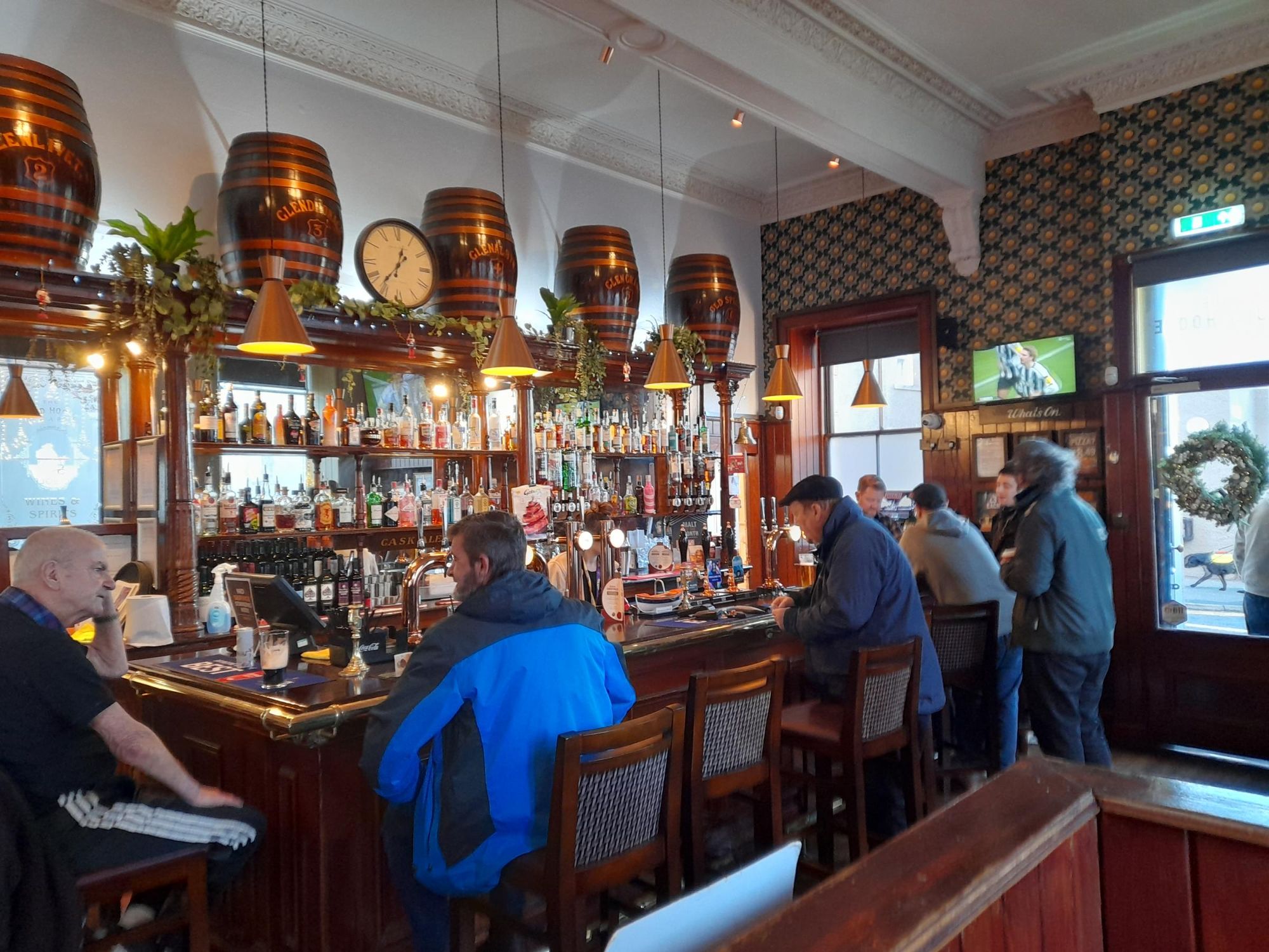 (Pub, Bar). Published on 27-12-2025