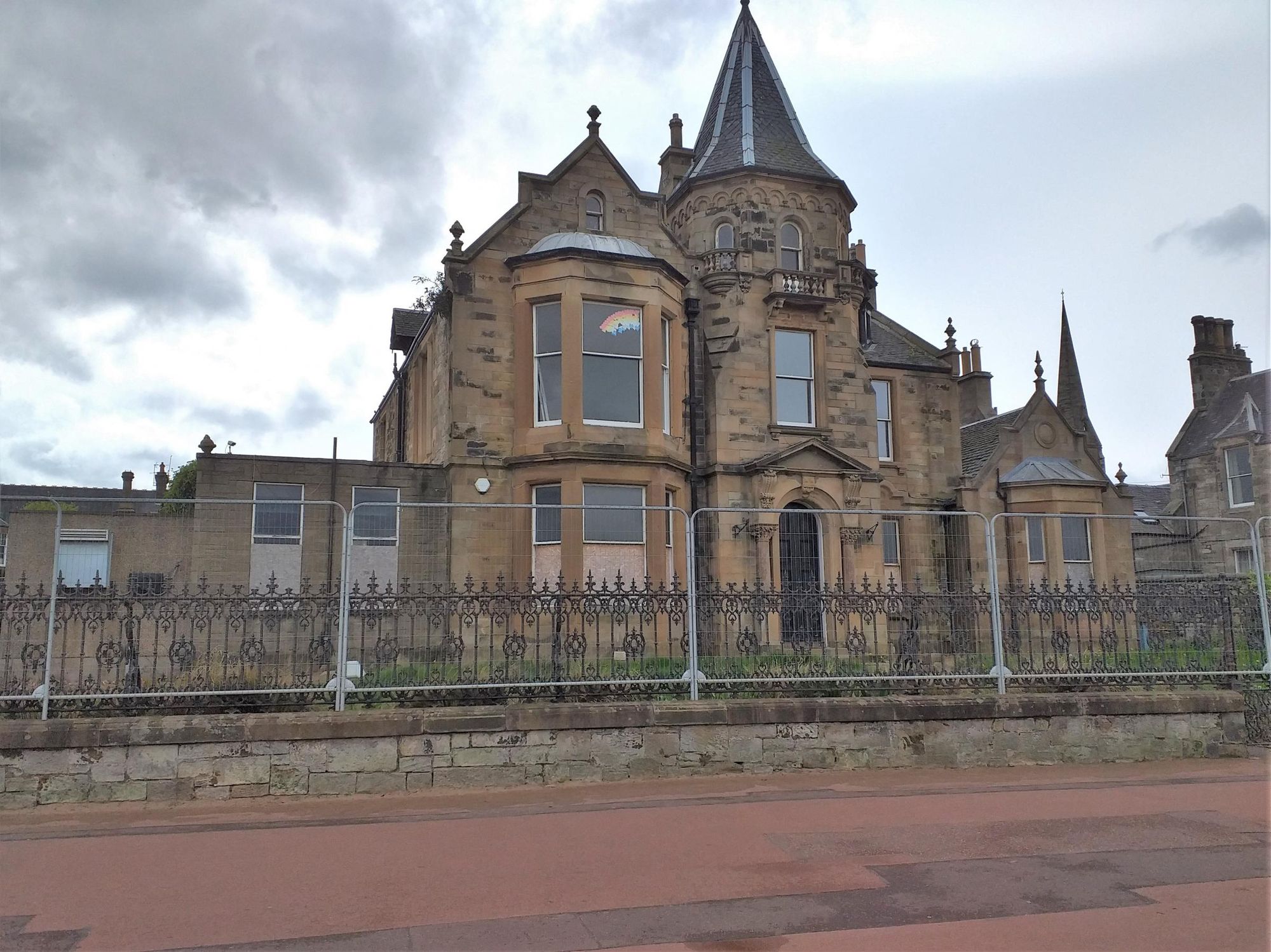 Looking very sad in May 2022. (Pub, External). Published on 19-06-2022