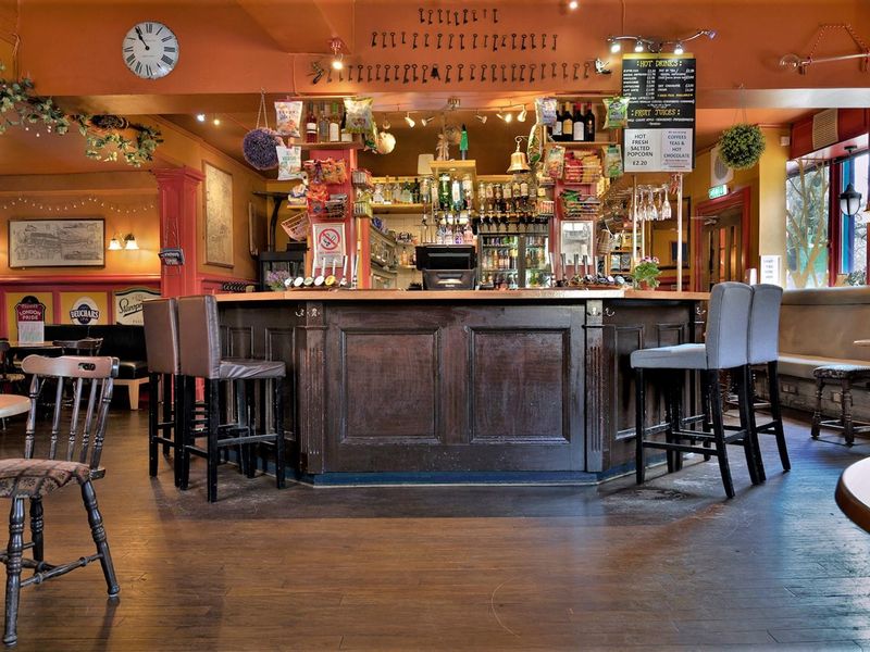 (Pub, Bar). Published on 02-10-2022 